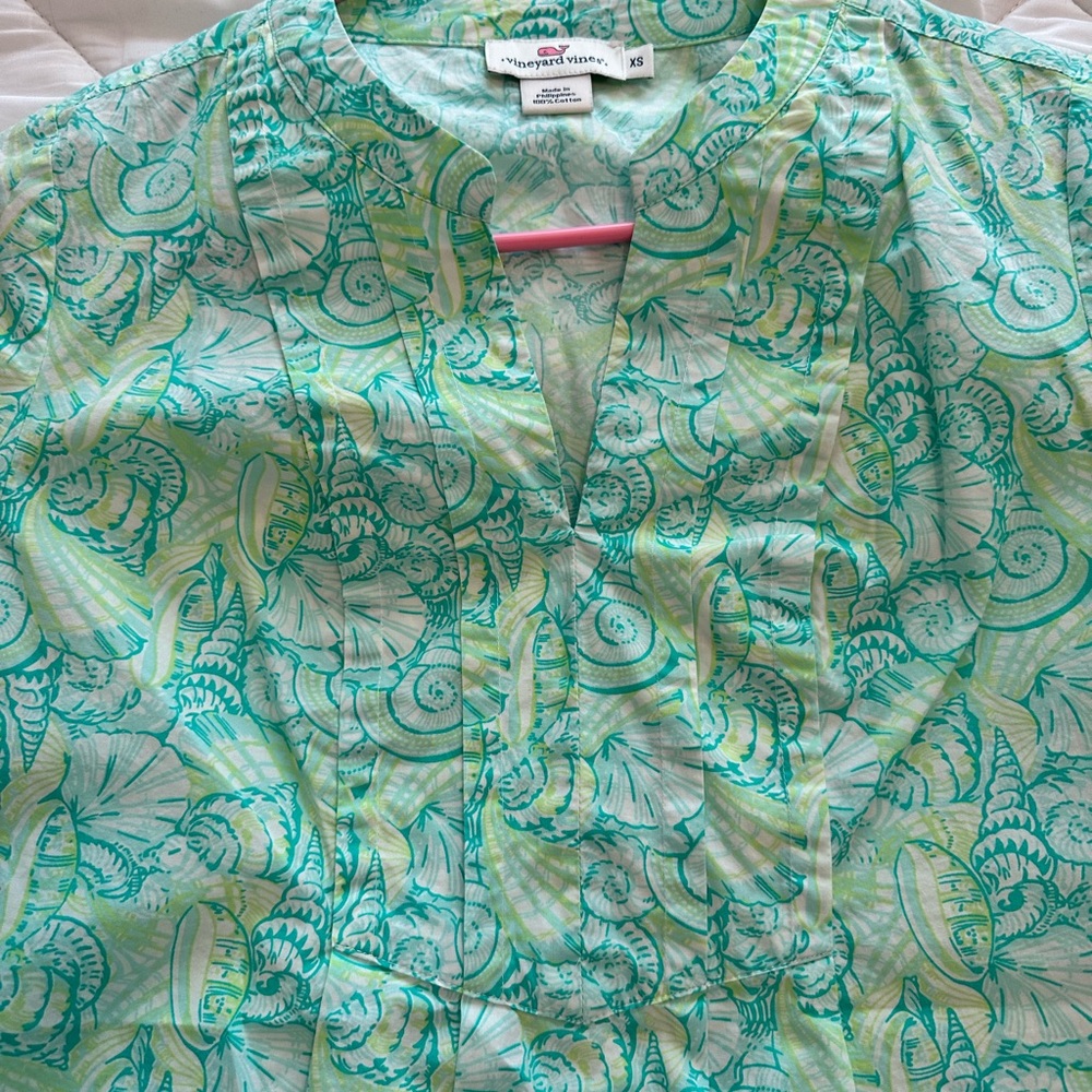 Vineyard Vines Teal and Green Seashell Patterned Top XS EUC - Picture 3 of 5
